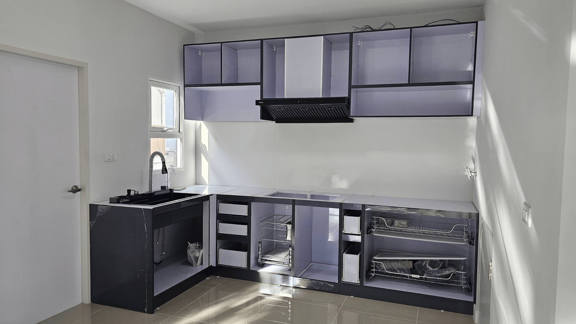 ภาพโครงตู้ครัวที่ใส่วัสดุจากพลาสวูด กันน้ำ กันปลวก